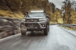 Žibintų laikiklis grotelėse Toyota Hilux 2017- 